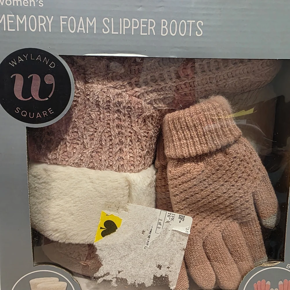 Wayland Square Women's Pink Memory Foam Glove & Slipper Set - Picture 2 of 6